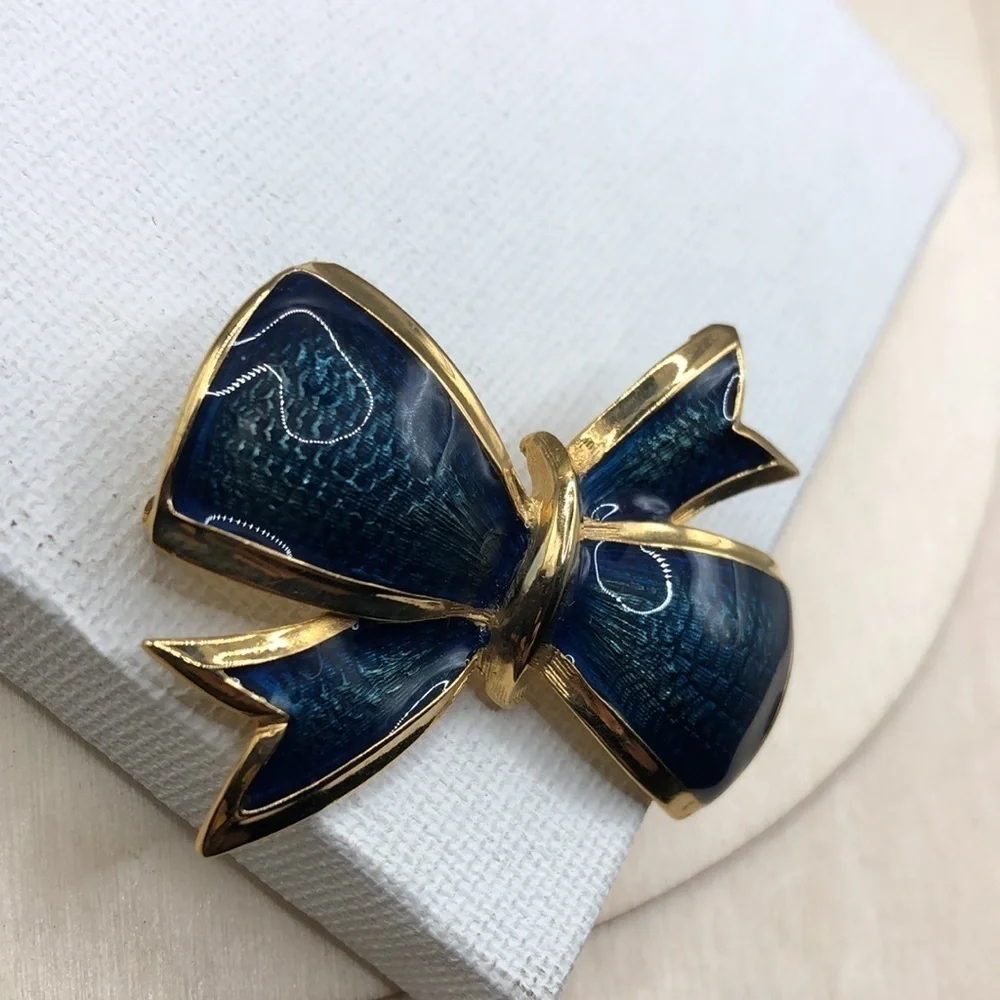 Vintage enamel fancy  bow brooch, textured look